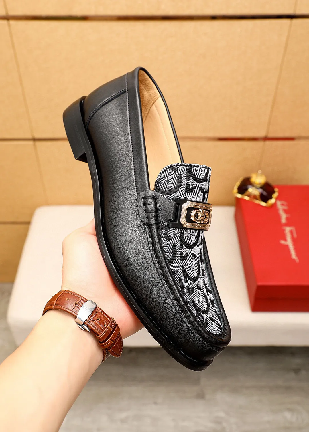 Men's shoes 💰442 💐 Product trademark: Ferragamo "Ferragamo" casual leather shoes Regular size: 38-44 (45.46🉑️customized) Product materials: Selected imported first-layer calfskin upper + original hardware buckle, imported water-dyed cow leather lining. Strong three-dimensional visual effect, combined outsole Color: 1⃣️color optional